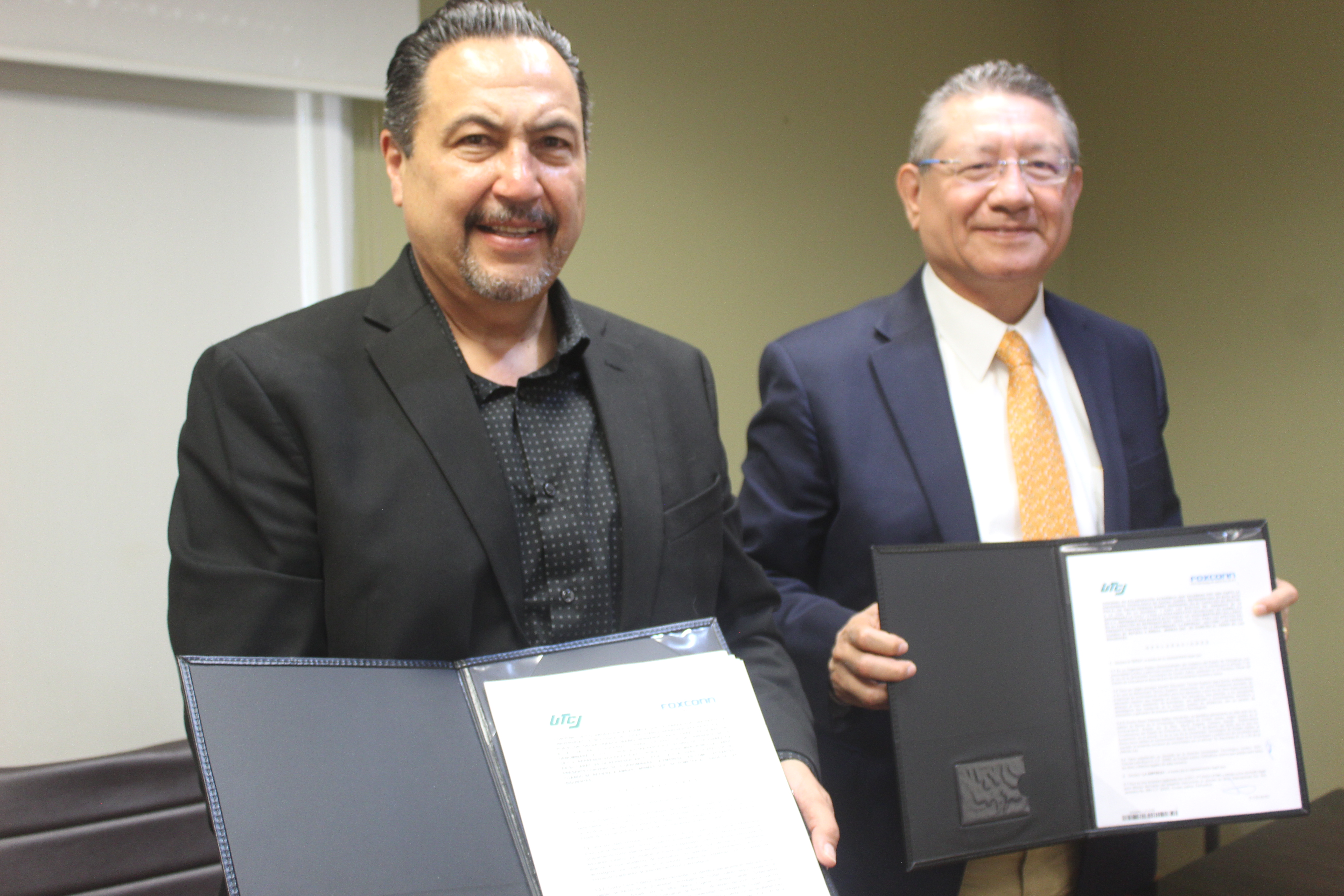 https://www.utcj.edu.mx/Noticias/PublishingImages/default/CONVENIO_FOXCONNJERONIMO_01.JPG